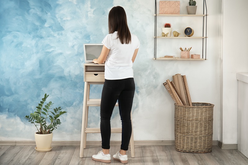 Using a stand up desk can help you burn calories